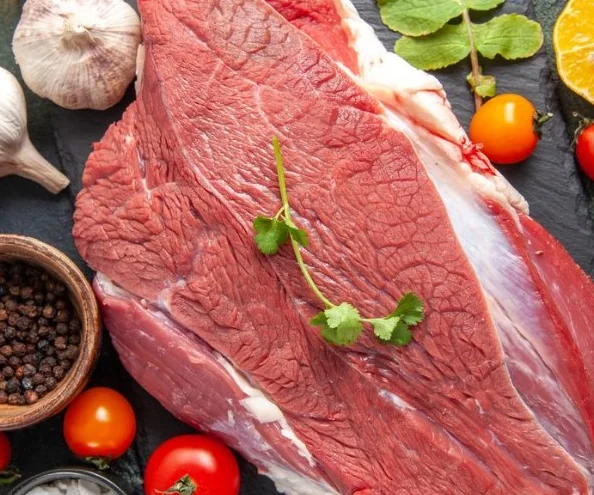 Pièces de bœuf frais au comptoir Ô’Marinier
